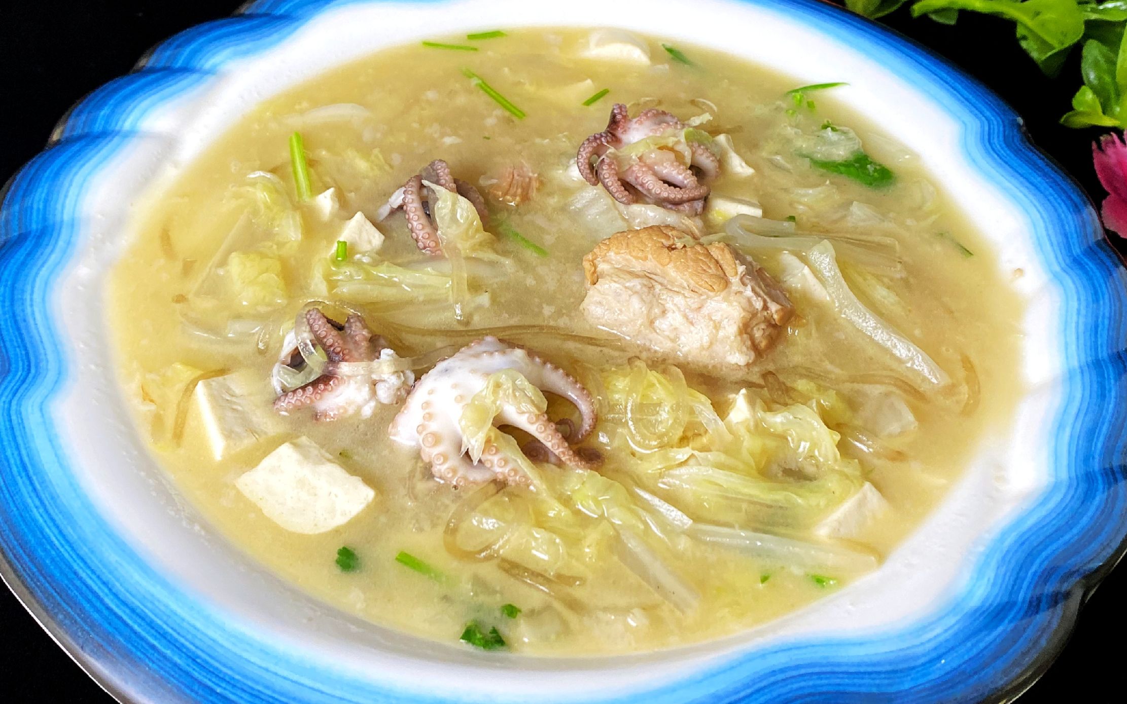 这个冬天有点冷,做道八爪鱼炖白菜暖暖身子,多种食材,一锅满足