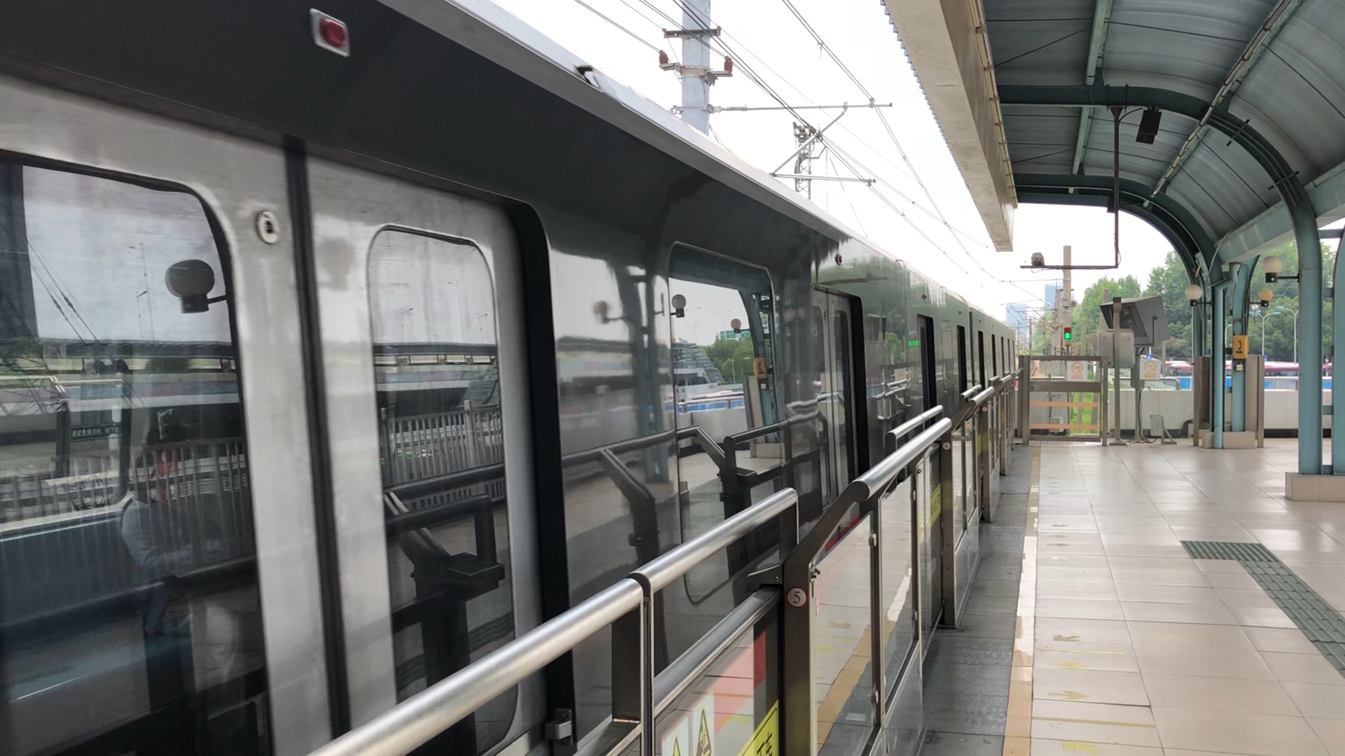 上海地铁钢铁侠二世01069莲花路出站