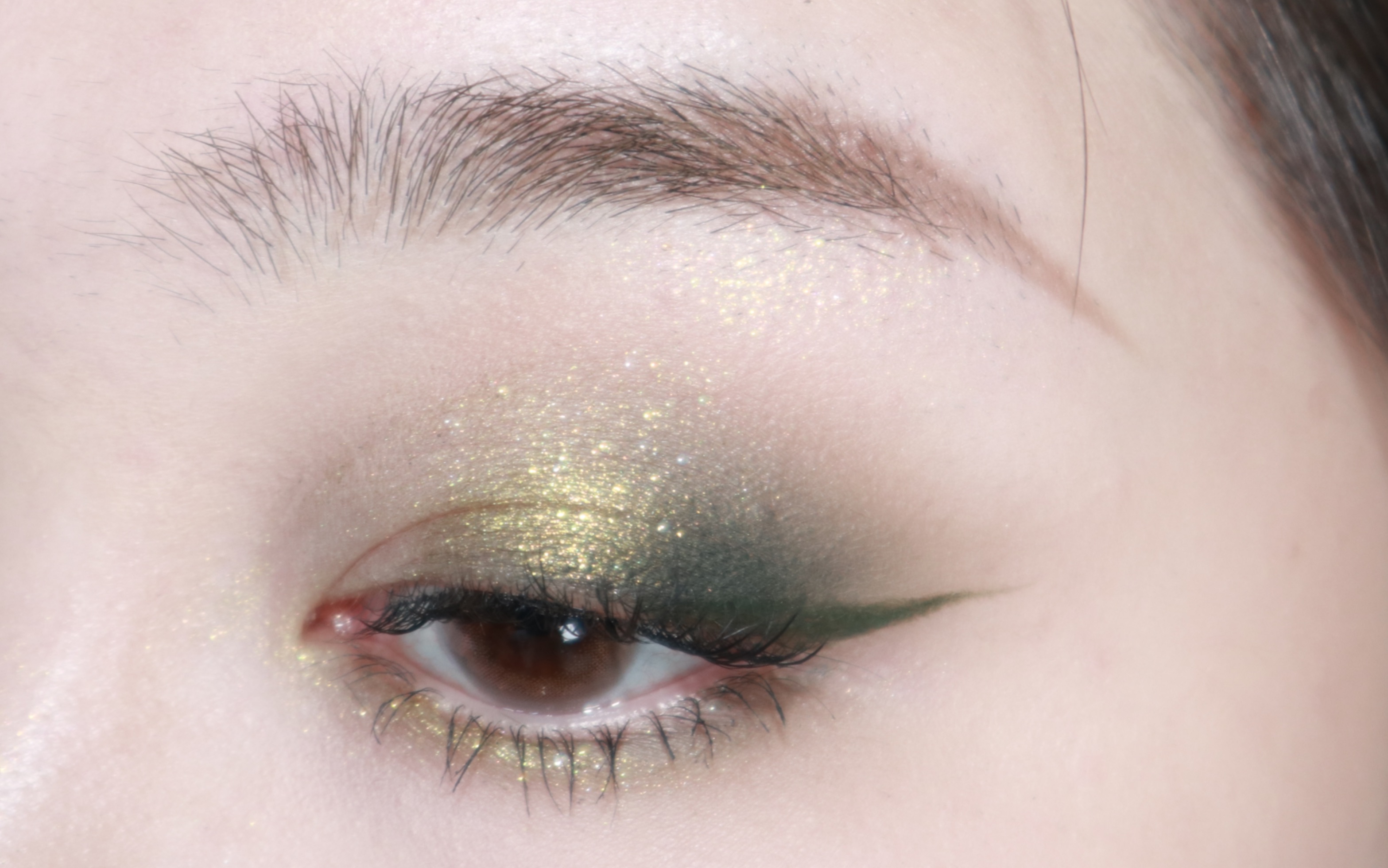 绿金复古眼妆| 酵色新品 摩登银饰眼影 f16游园戏