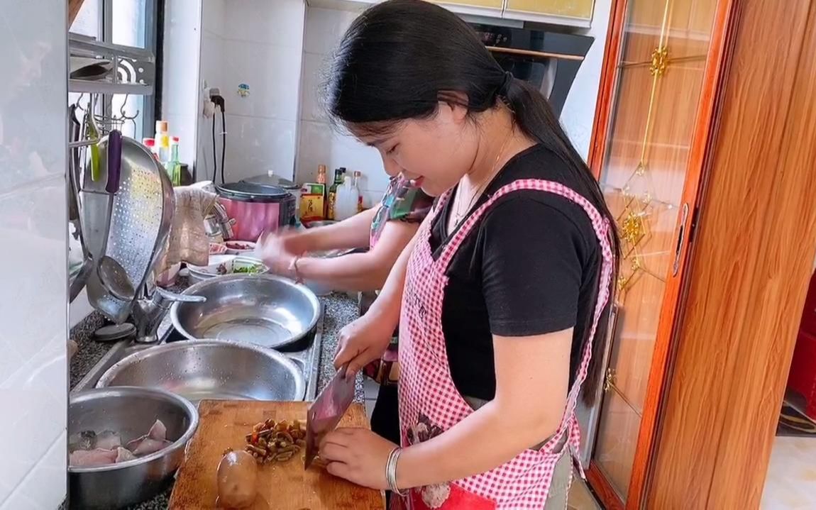 回農村後親戚來家裡做客,母女忙前忙後做飯,在忙在累都開心