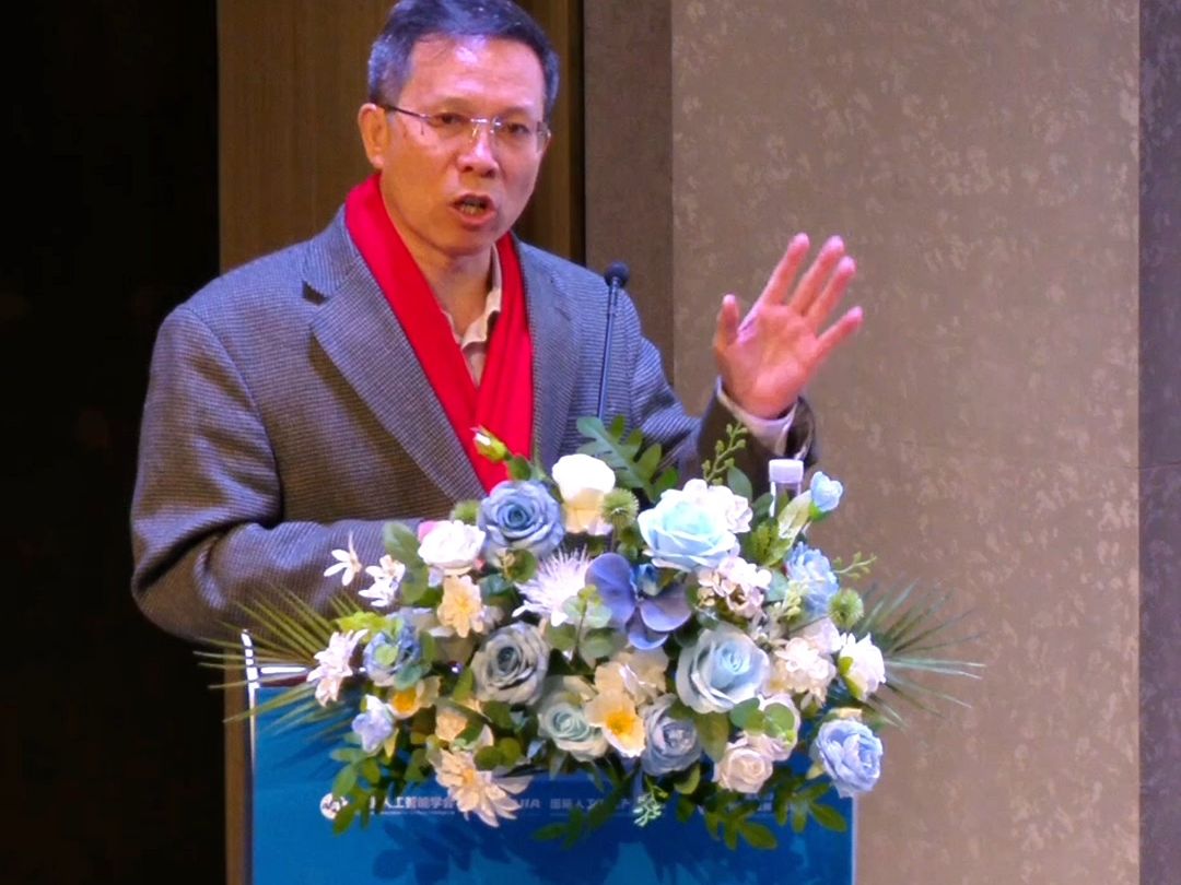 来看看欧洲科学院院士刘国平在主题演讲《基于云计算的网络化多智能体