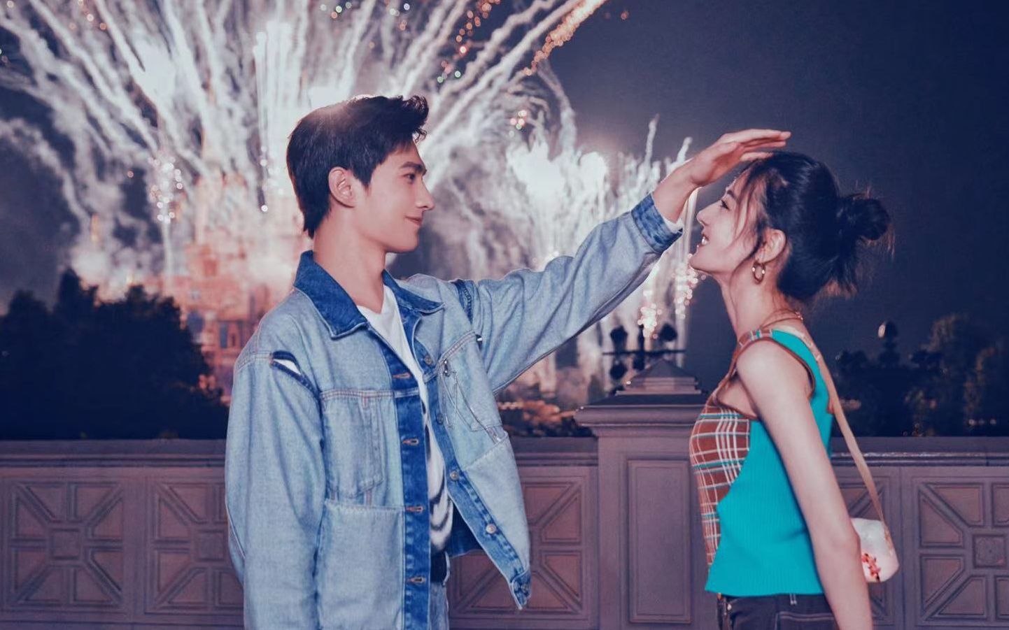 杨洋迪丽热巴七夕现身迪士尼,并肩看烟花cp感十足,糖份有点过高啦!