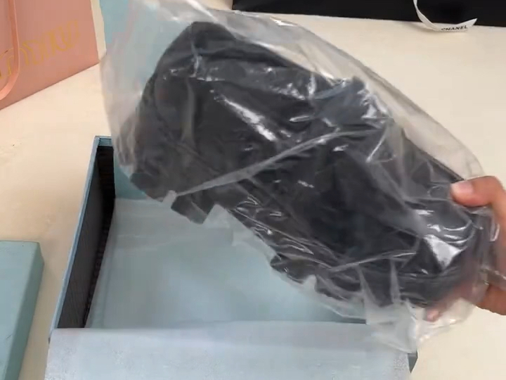 打开prada鞋盒瞬间惊喜满满~时尚与舒适并存?