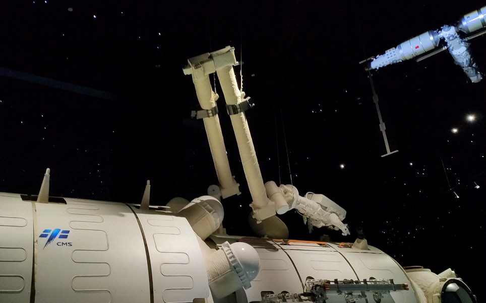 上海天文馆观看模拟航天器太空舱内景,幻想进入太空生活状态