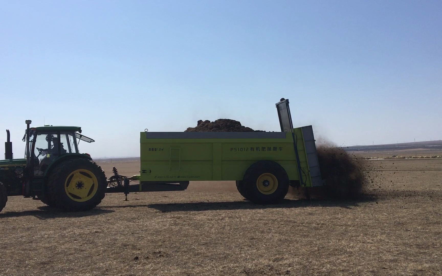 响应国家号召,有机肥粪肥施肥还田,雨林撒肥机撒粪车扬粪机派上用场了