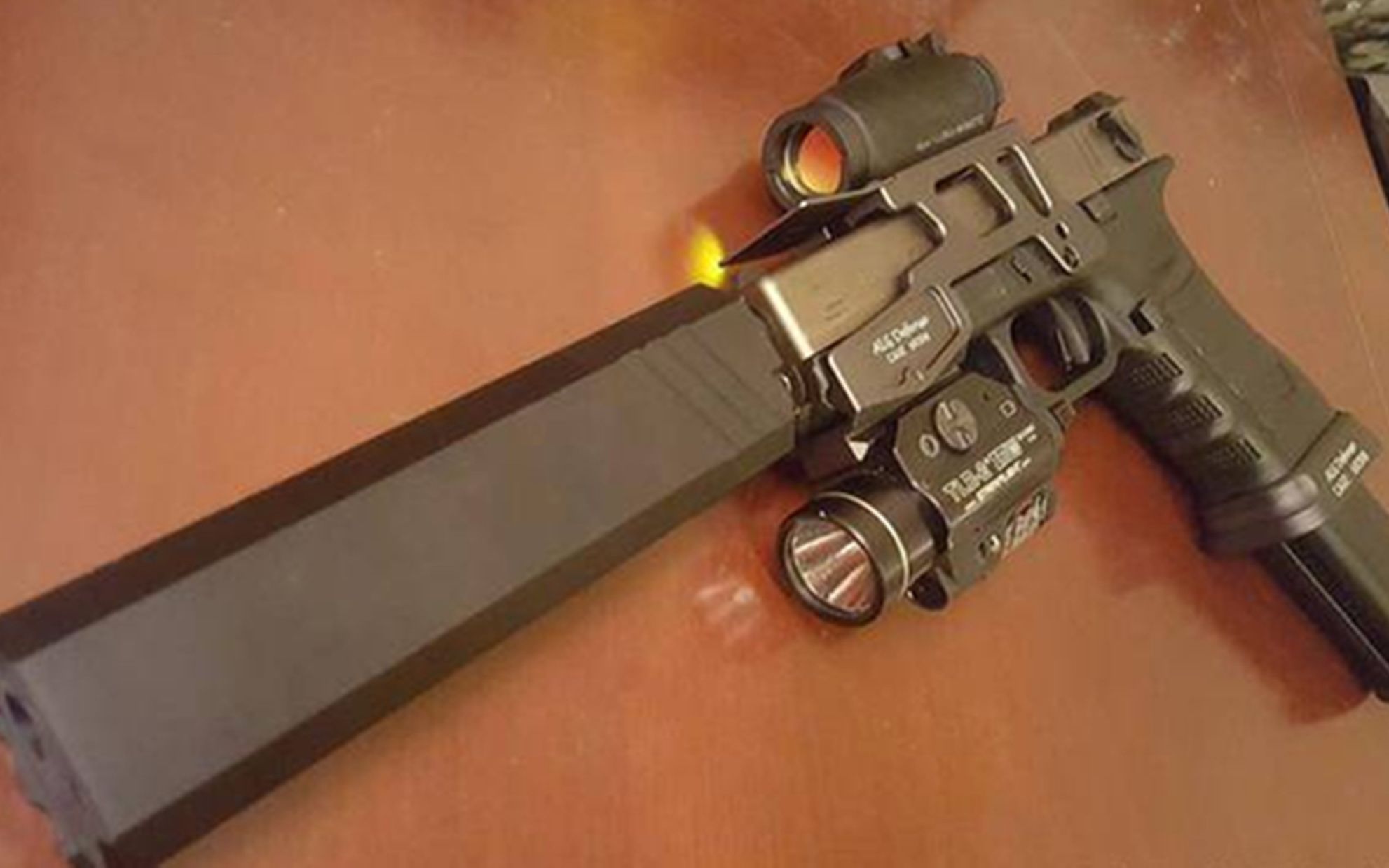 杀手专用手枪打出机枪的效果glock18型手枪改装的更帅气