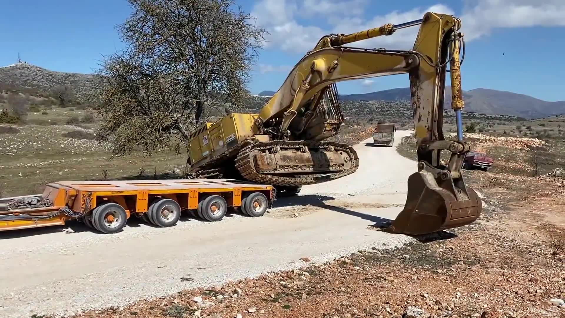 man卡车运输cat 245挖掘机