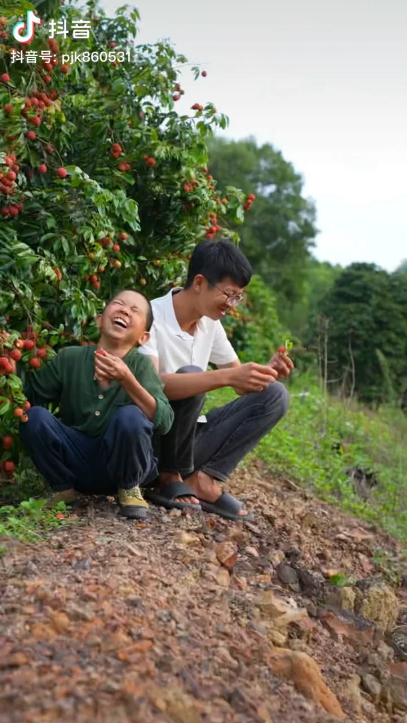 [图]骄阳似火的六月，荔枝西瓜似打了蜜般甜，来一道冰镇水果茶，闷热的夏季里冰凉解暑