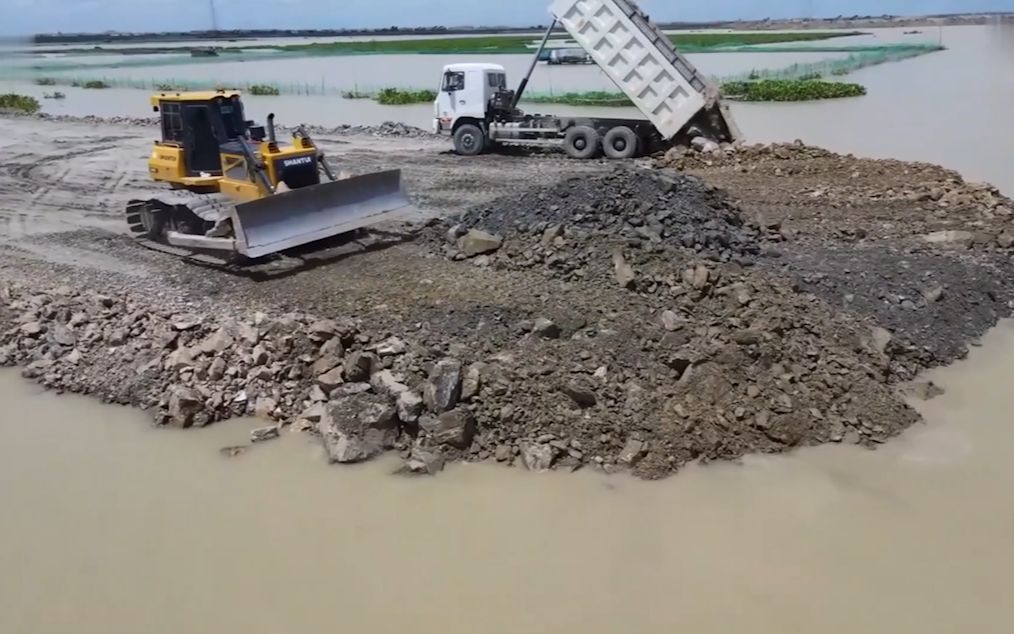 [图]在河中修一条道路