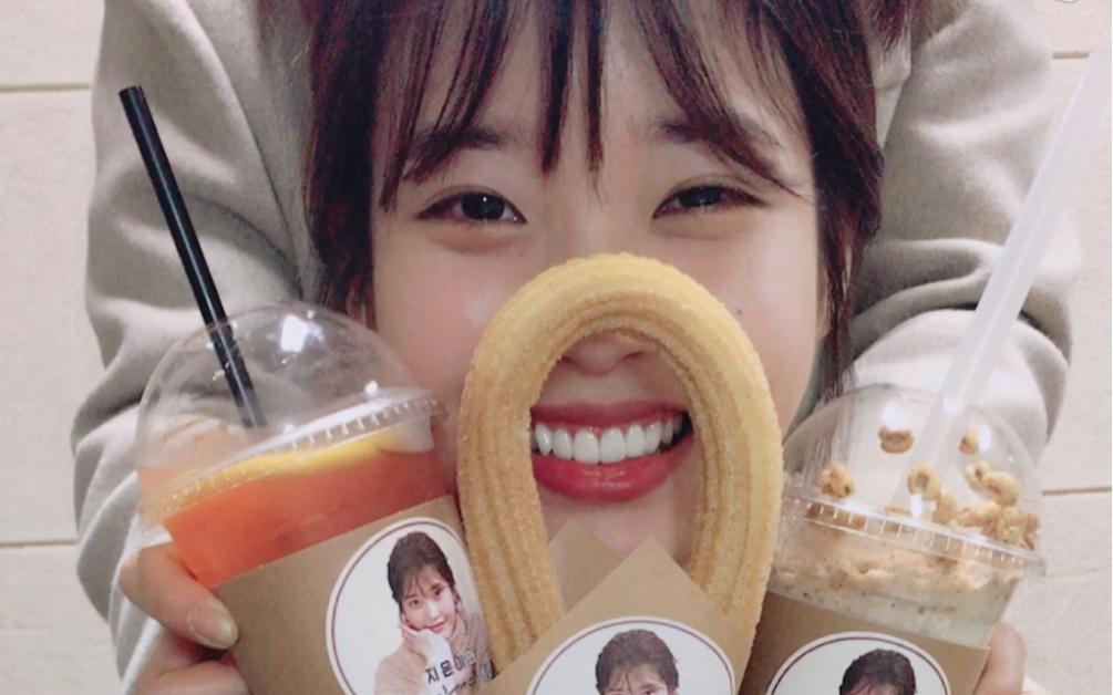 【iu】知恩是吃播主播吧,每次时候都拿着东西吃,我也好想投喂她!