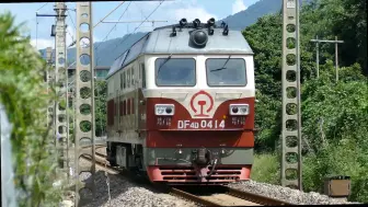 Video herunterladen: 【峰福铁路】单机DF4D-0414鸣笛通过K386道口