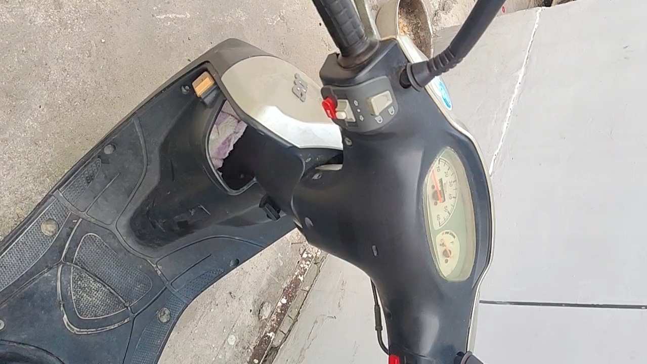 一个螺丝刀自己更换踏板摩托车大灯灯泡