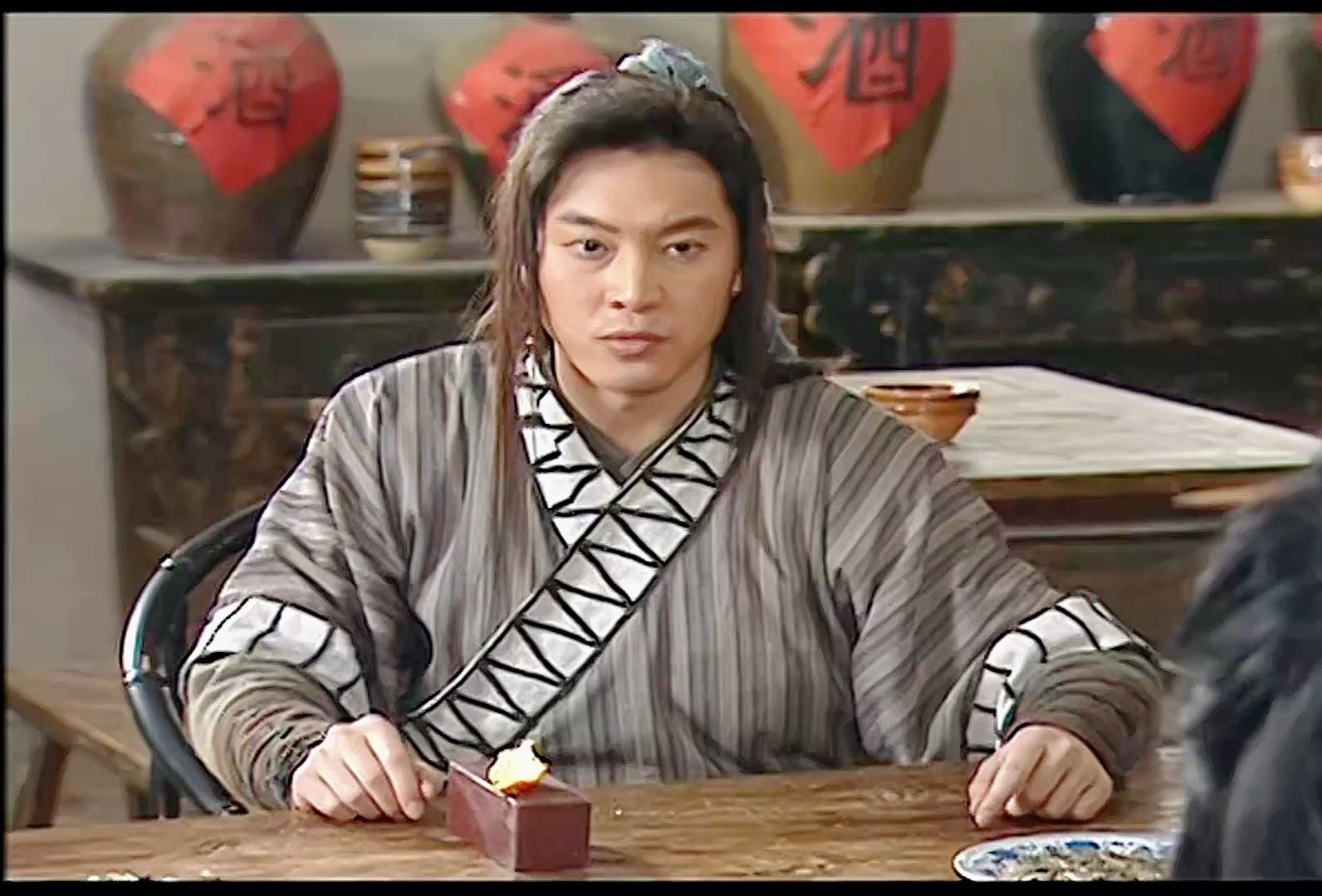 话说本朝,有一名江洋大盗,人称珍珠翡翠白玉汤