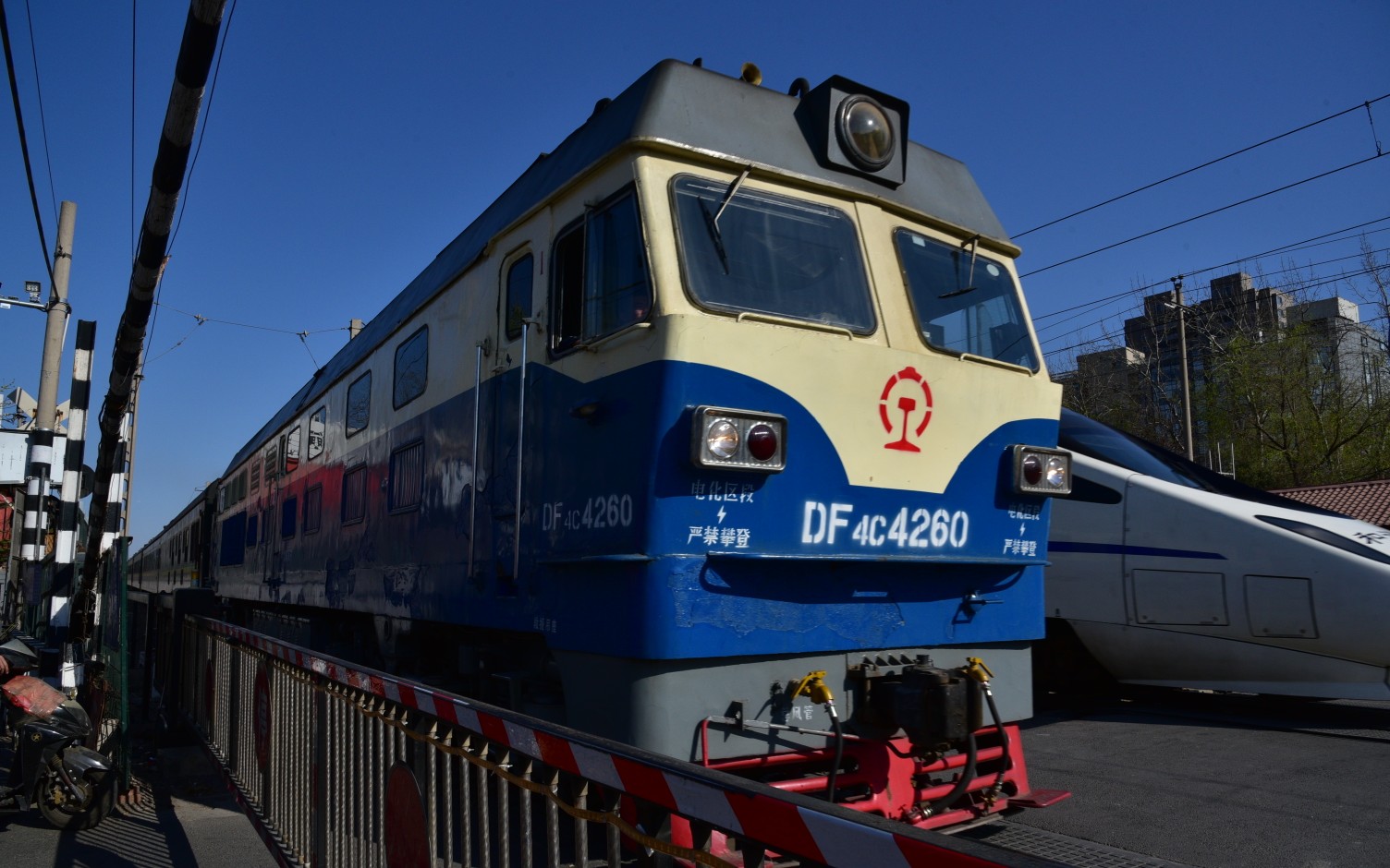 df4c牵引外放车底通过水南庄道口往北京东方向