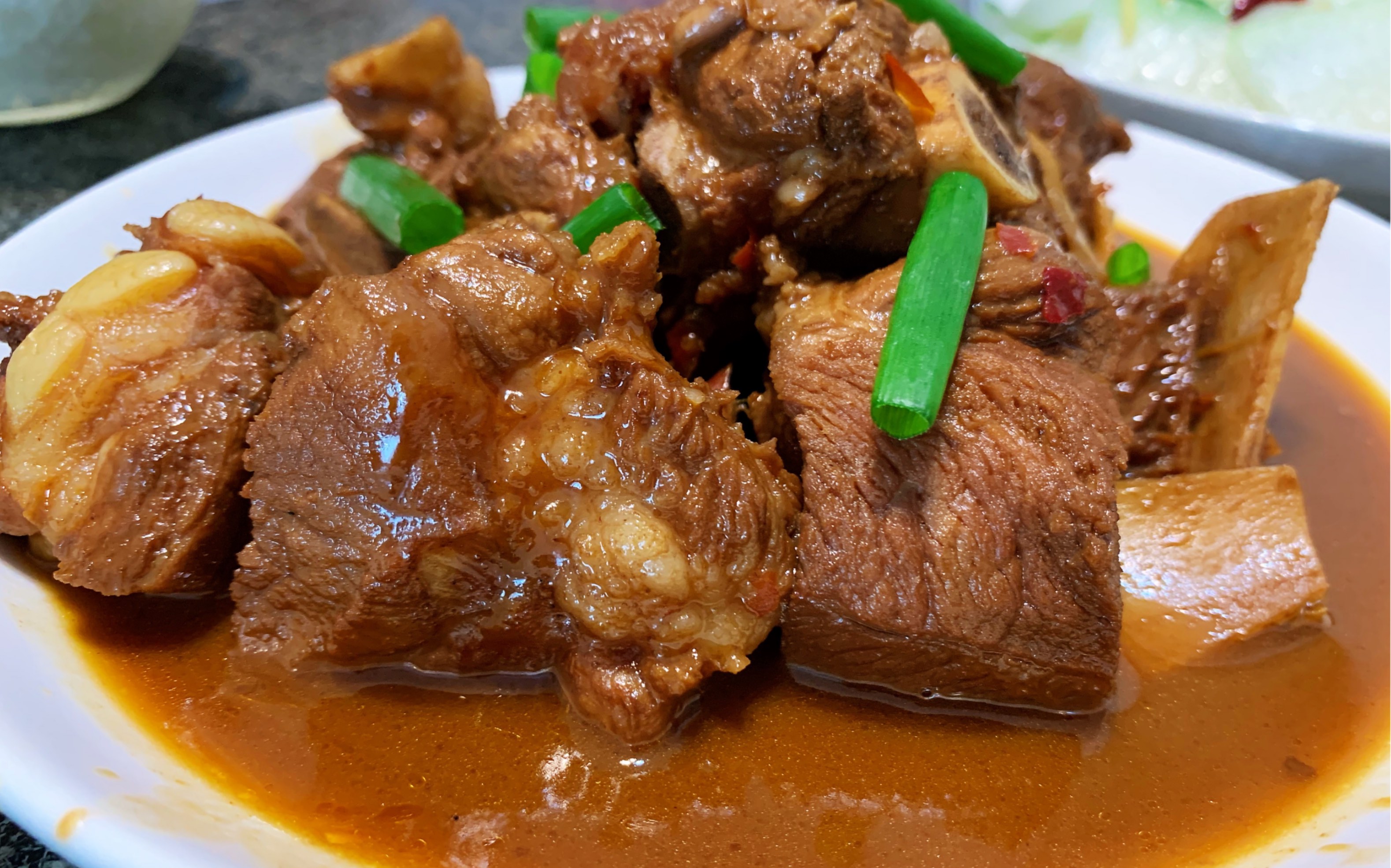 酱大骨的家常做法,酱香浓郁,香烂入味,好吃不油腻,真过瘾