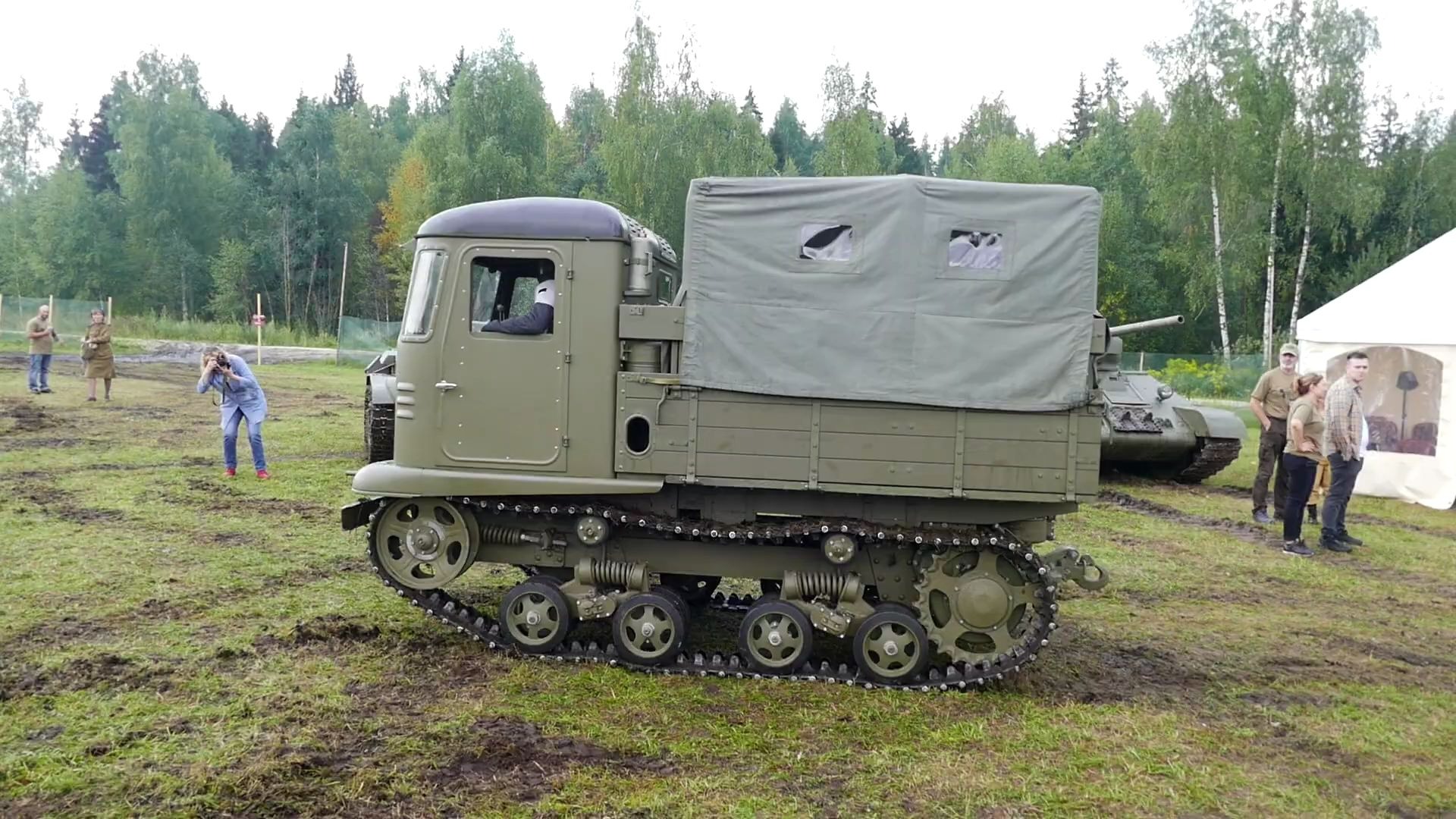 war motors 2021,叶夫根尼·沙曼斯基车间修复的stz-5履带牵引车_哔哩