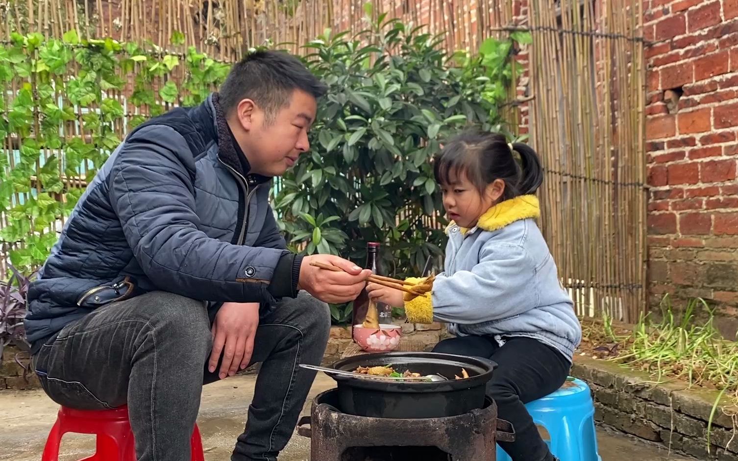 都说螺蛳配鸡鲜美绝伦,今天整一锅,果然名不虚传,吃爽了哔哩哔哩bilibili