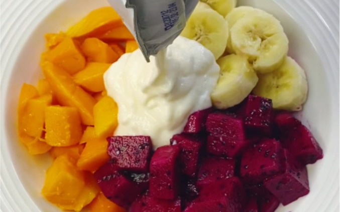 时候就来碗酸奶水果捞这个季节的水果真的太好吃了~芒果 火龙果 香蕉