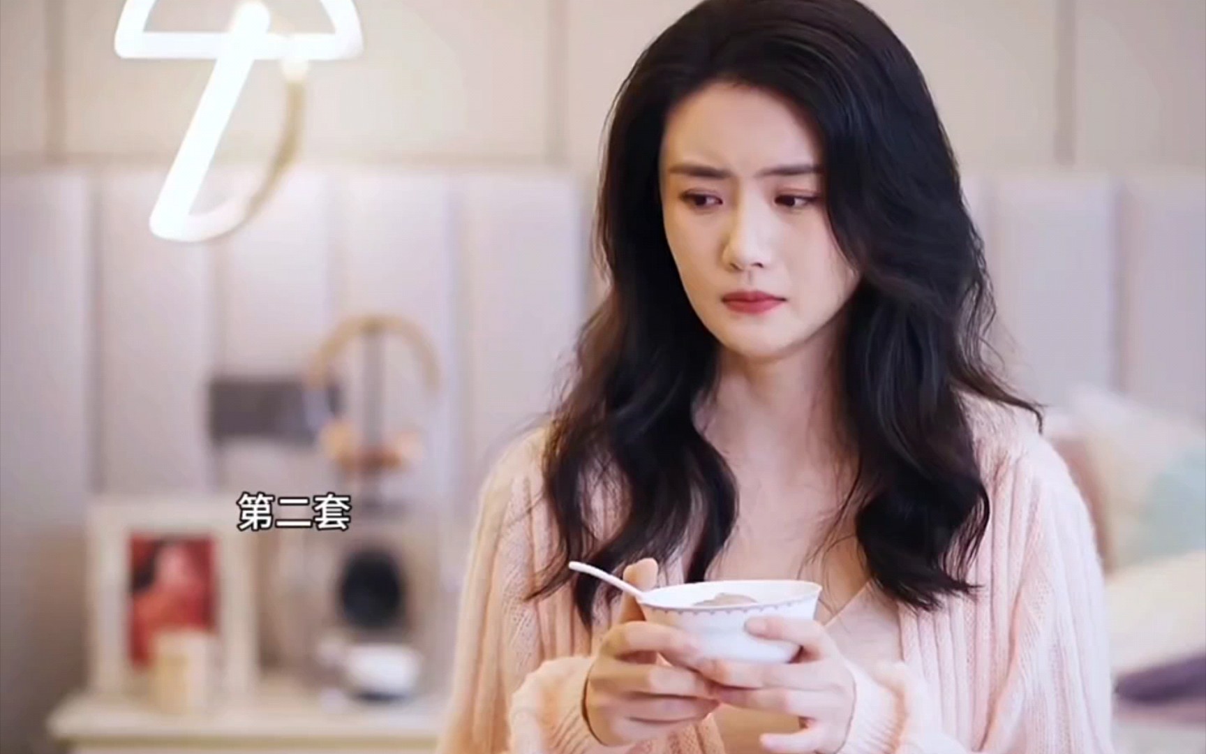 有一说一,黄嘉怡穿孕妇装还挺好看的