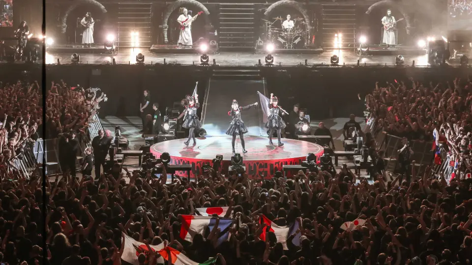 BABYMETAL - Road of Resistance (Live at Wembley Arena)_哔哩哔哩_ 