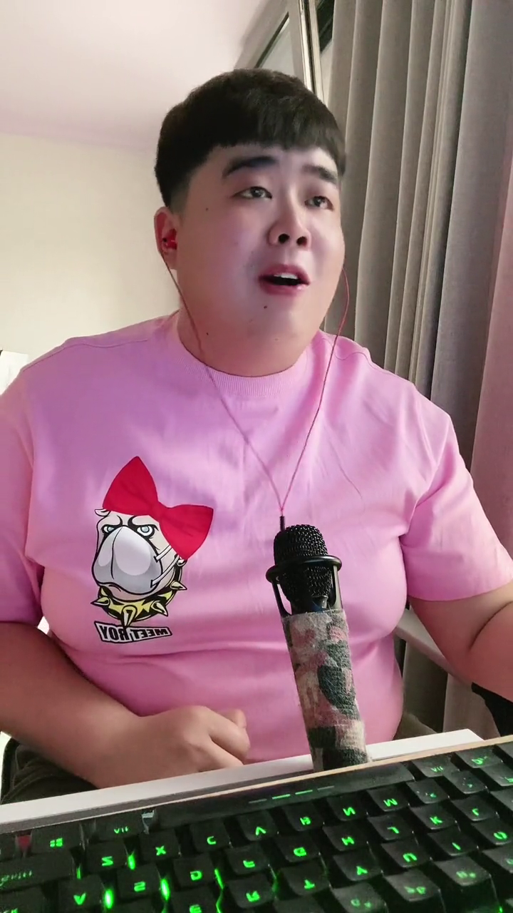 夜巴黎老北鼻唱歌喊麦纯属自娱自乐男人简单的快乐