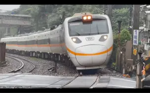 Tải video: 台鐵 太魯閣號（TEMU1000型擺式電力動車組/傾斜式電聯車） 暖暖街道口/平交道通過