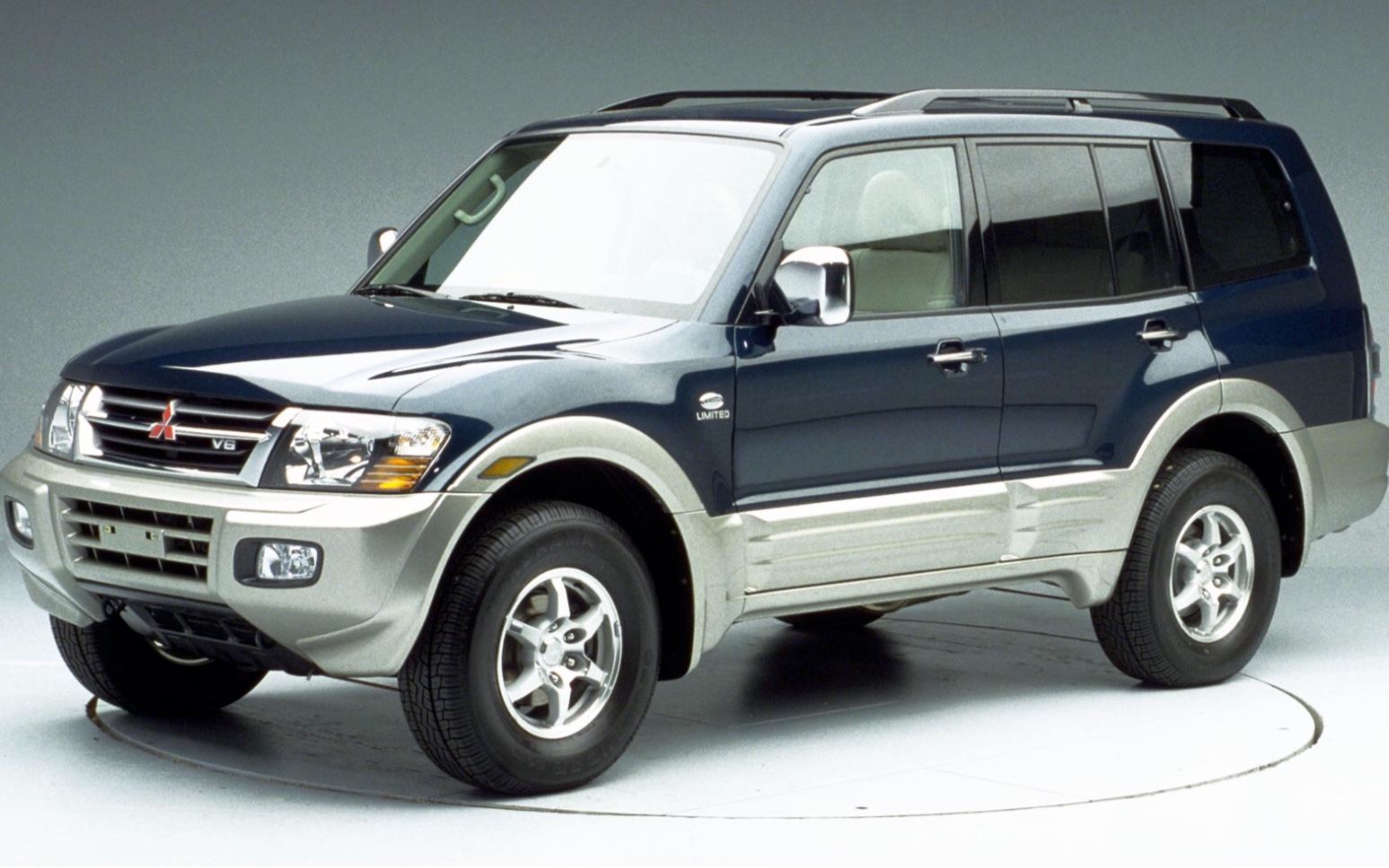 2006款三菱montero iihs的40%碰撞测试