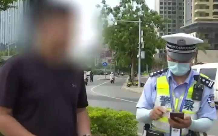 [图]8月17日，南宁市公安局交警支队七大队在佛子岭凤凰岭路口开展交通整治行动，重点查处驾乘电动自行车不戴安全头盔等交通违法行为。