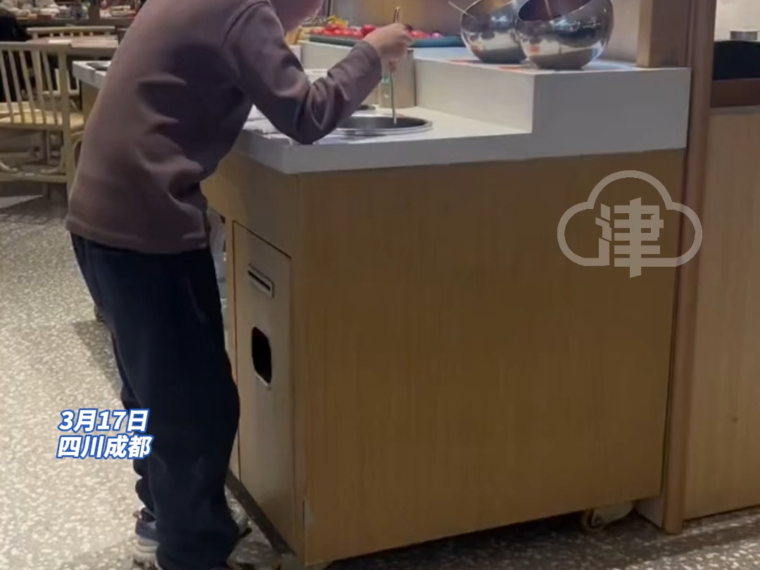 火锅店内离谱事件 一小孩站在小料台旁边喝香油 后续:店长喊人把香油端走了#社会百态哔哩哔哩bilibili