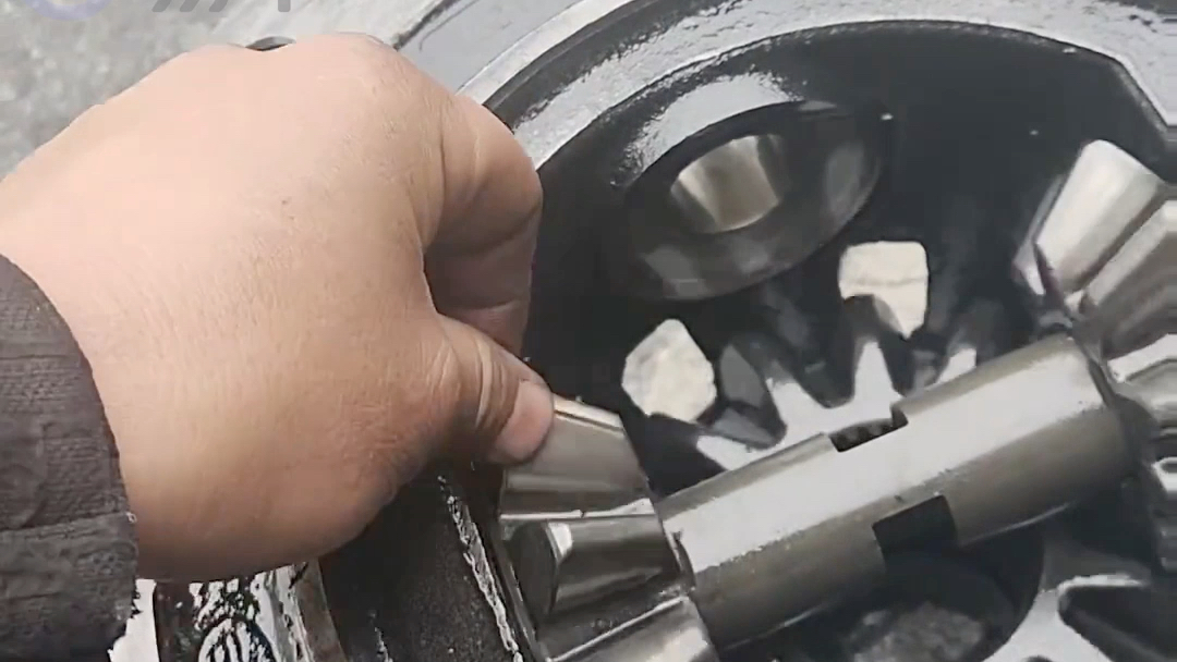 成都路边打黄油,从底盘修到发动机#易车超级评测体系#易车#易车十亿