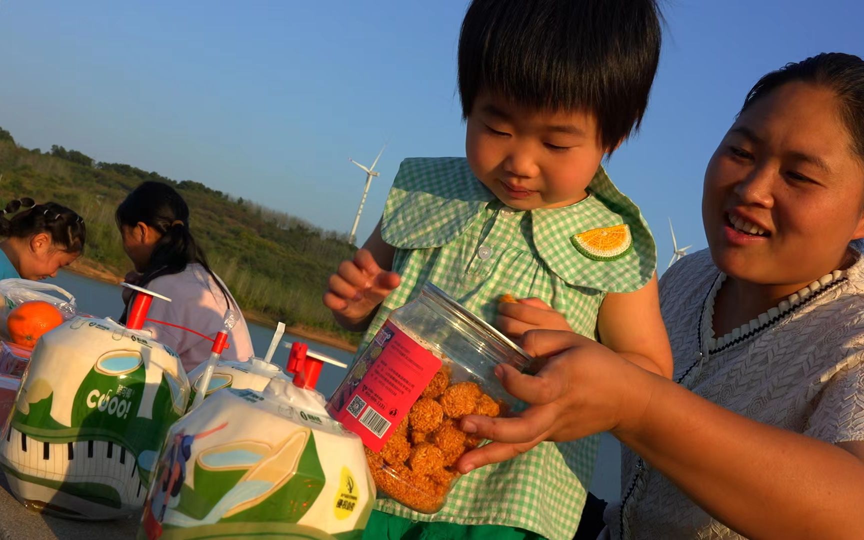 [图]胖妹带3孩秋游，9岁女儿露一手，要给她做饭，胖妹：以后享福喽