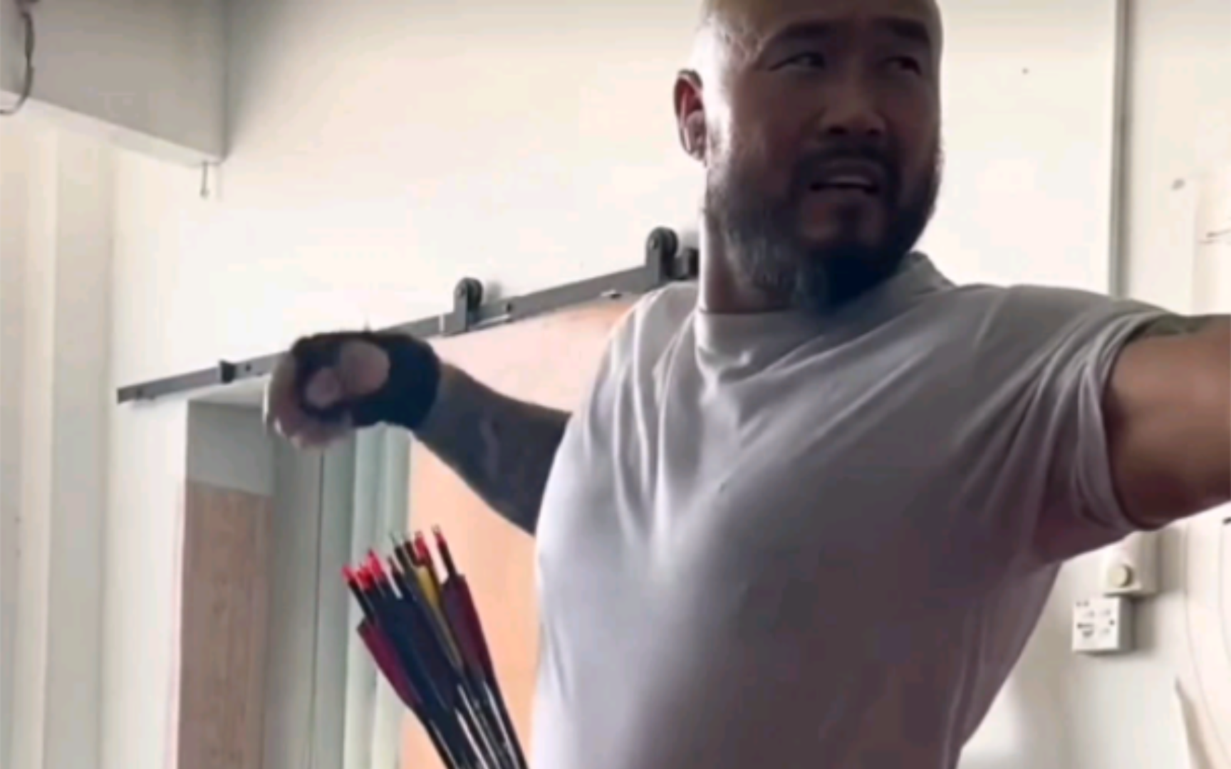 光头壮汉练习射箭