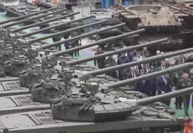 Descargar video: 绍伊古视察鄂木斯克地区军工厂,海量T-80BVM准备发往前线，TOS-1A的产量增加了2.5倍