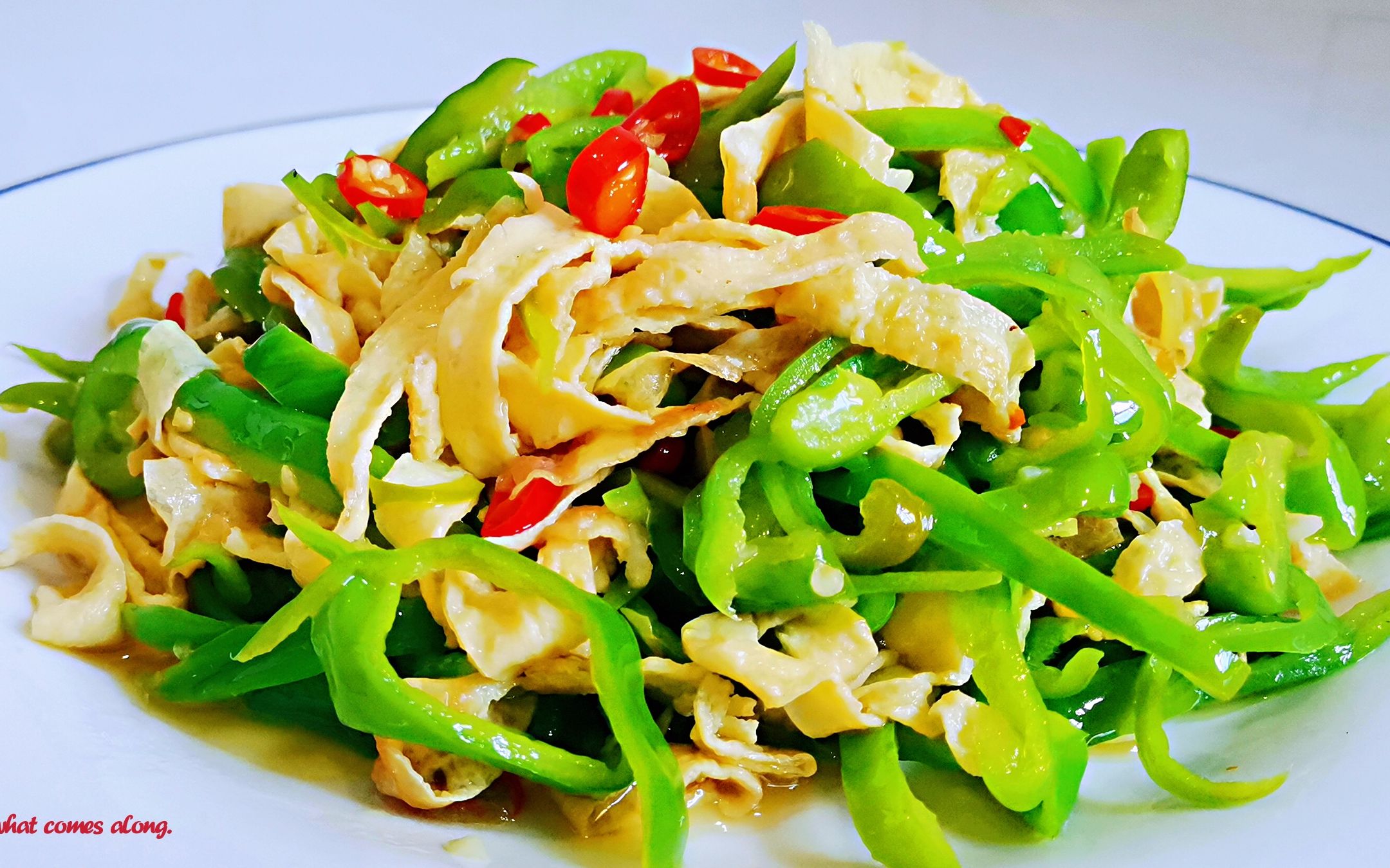 美食辣椒鸡蛋丝有窍门,简单易学口感好,值得尝尝