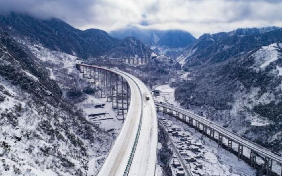 雅西高速公路!建设与陡峭山腰之上,是全球条件最恶劣的公路之一哔哩哔哩bilibili