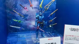 Télécharger la video: 悲报 万代 shf 假面骑士圣刃 十圣刃 涂装阉割紫色渐变和星空 魂展 展示品