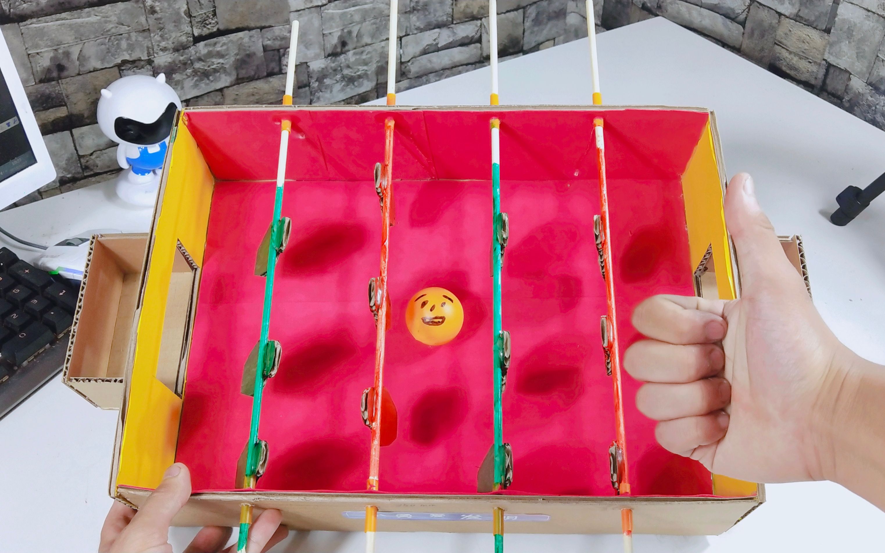 废弃包装箱不要扔了,手工达人教你自制足球游戏机,适合亲子手工_哔哩