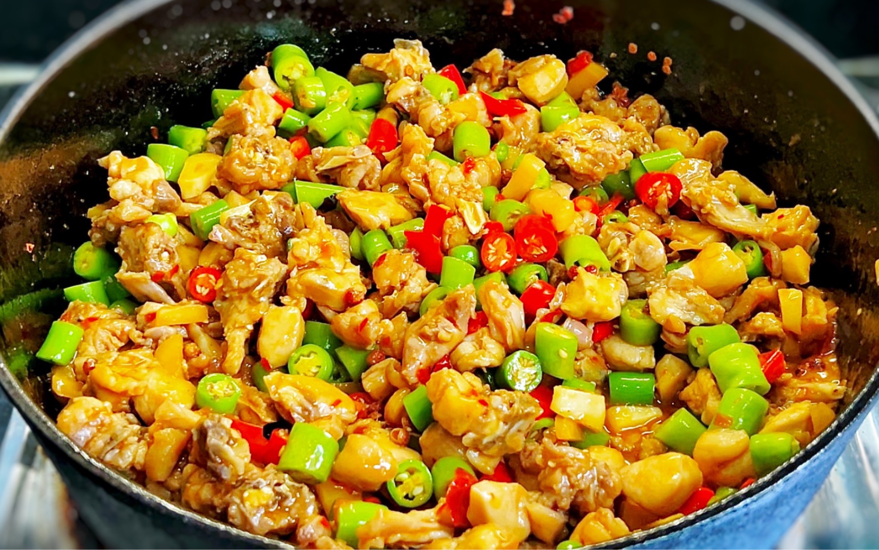 泡椒兔丁这样做方法简单,酸酸辣辣的特别开胃,真的是好吃又下饭