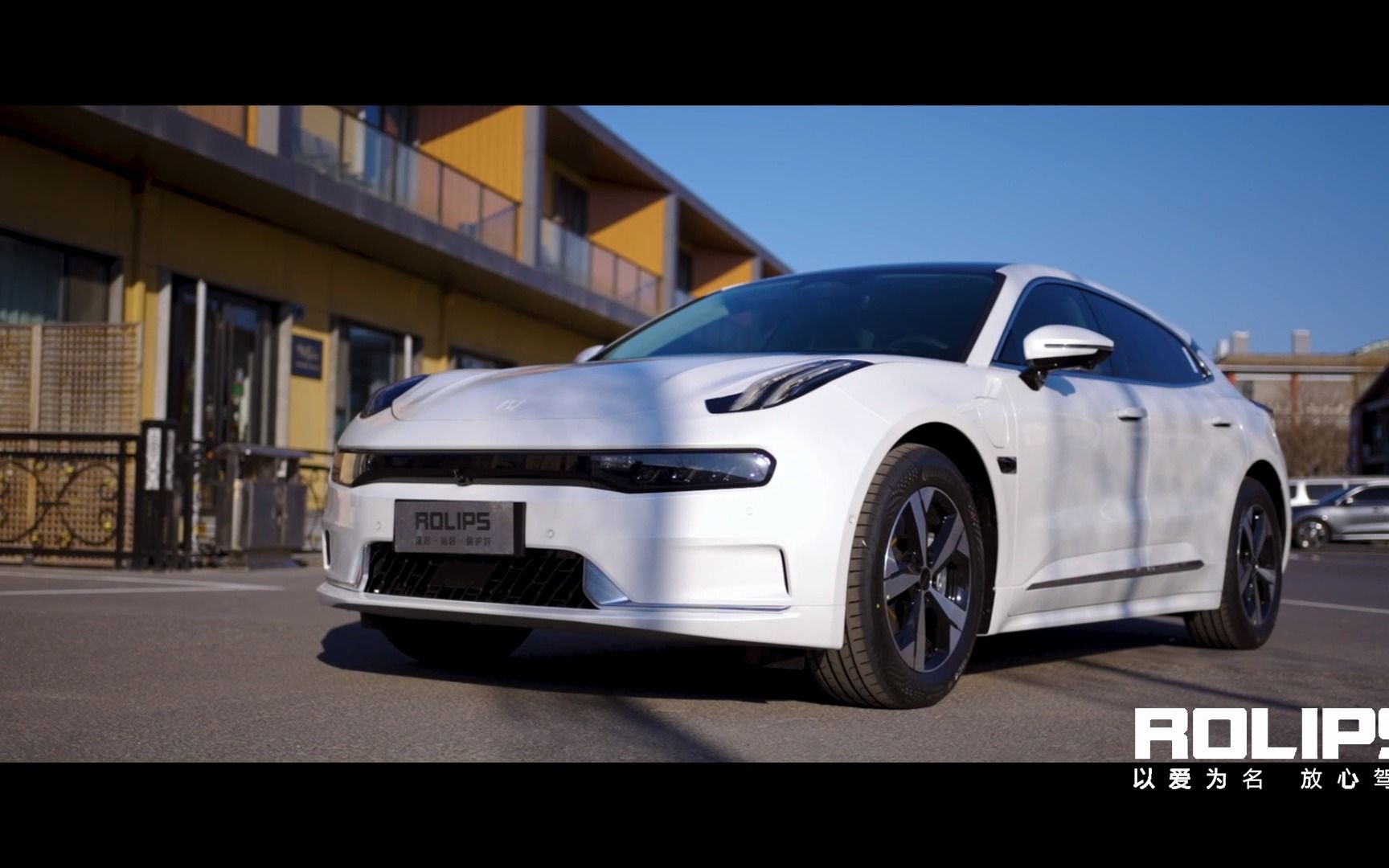 白色极氪001贴隐形车衣