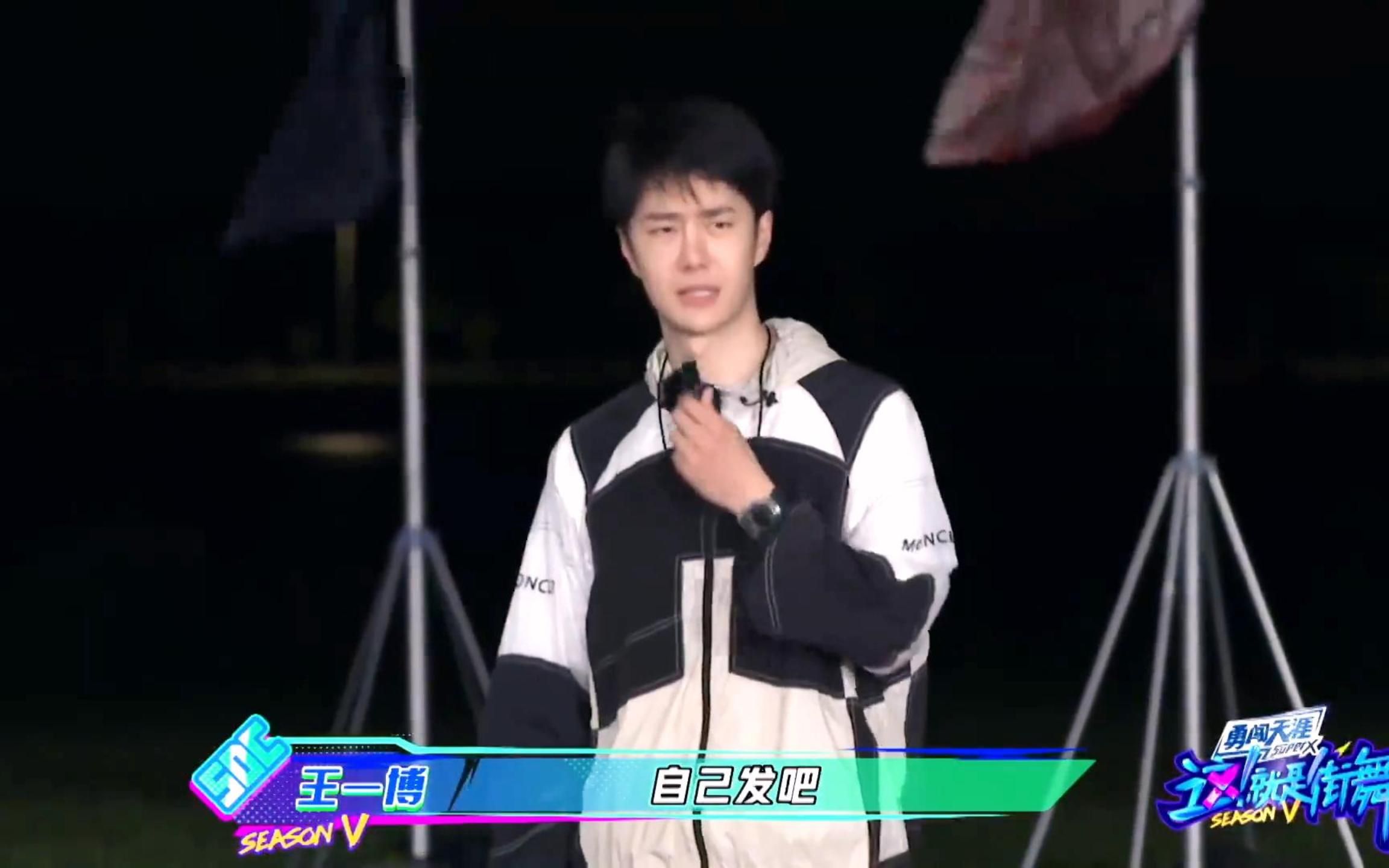 王一博综艺搞笑名场面,用脚开椰子第一人,不经意的搞笑最好笑