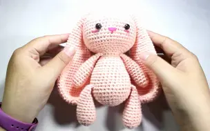 Descargar video: Odinka Wisanindhi - 长耳朵兔子PART 1  如何钩编  AMIGURUMI 教程