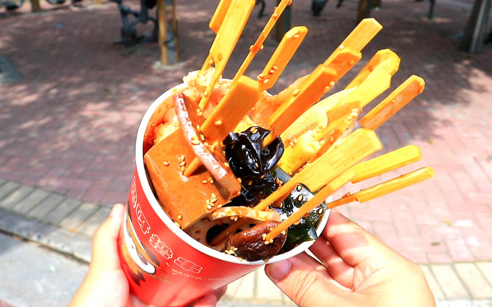 吃遍所有的冷锅串串装了满满一桶过瘾啊