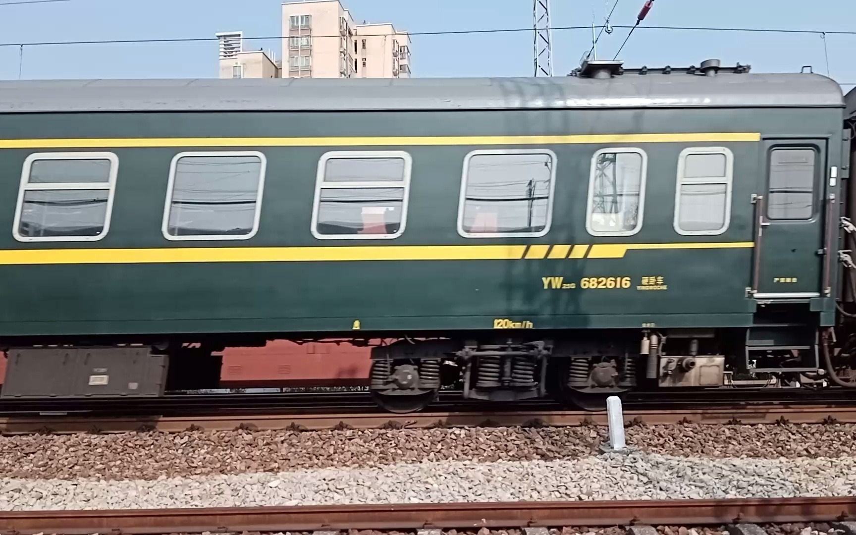 京局京段的hxd3d型电力机车牵引k600次列车从广州北站附近通过