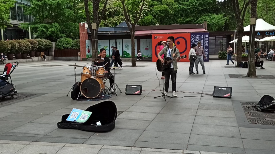 四月末,静安公园门口上海街头艺人小林表演经典歌曲《一生有你》