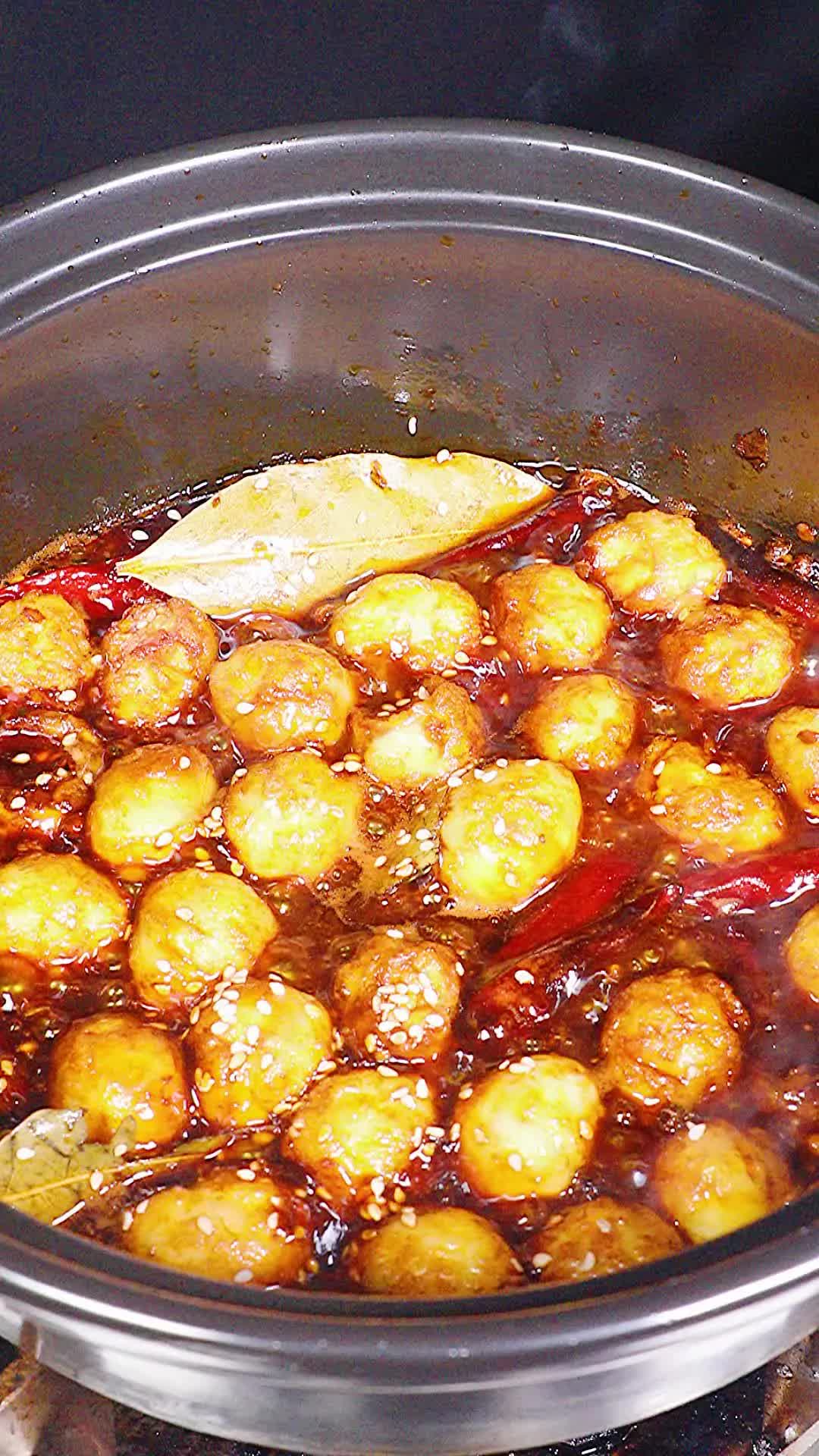 好吃的虎皮鹌鹑蛋,只要1块5的火锅底料就能搞定,一口一个停不下