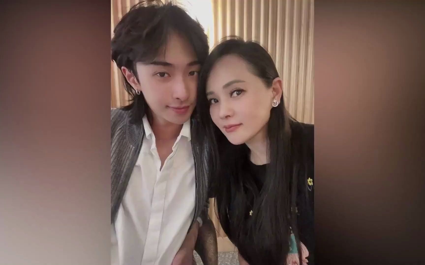 伊能静儿子哈利再扮女装,穿吊带妩媚出镜,身材纤细比闺蜜还漂亮