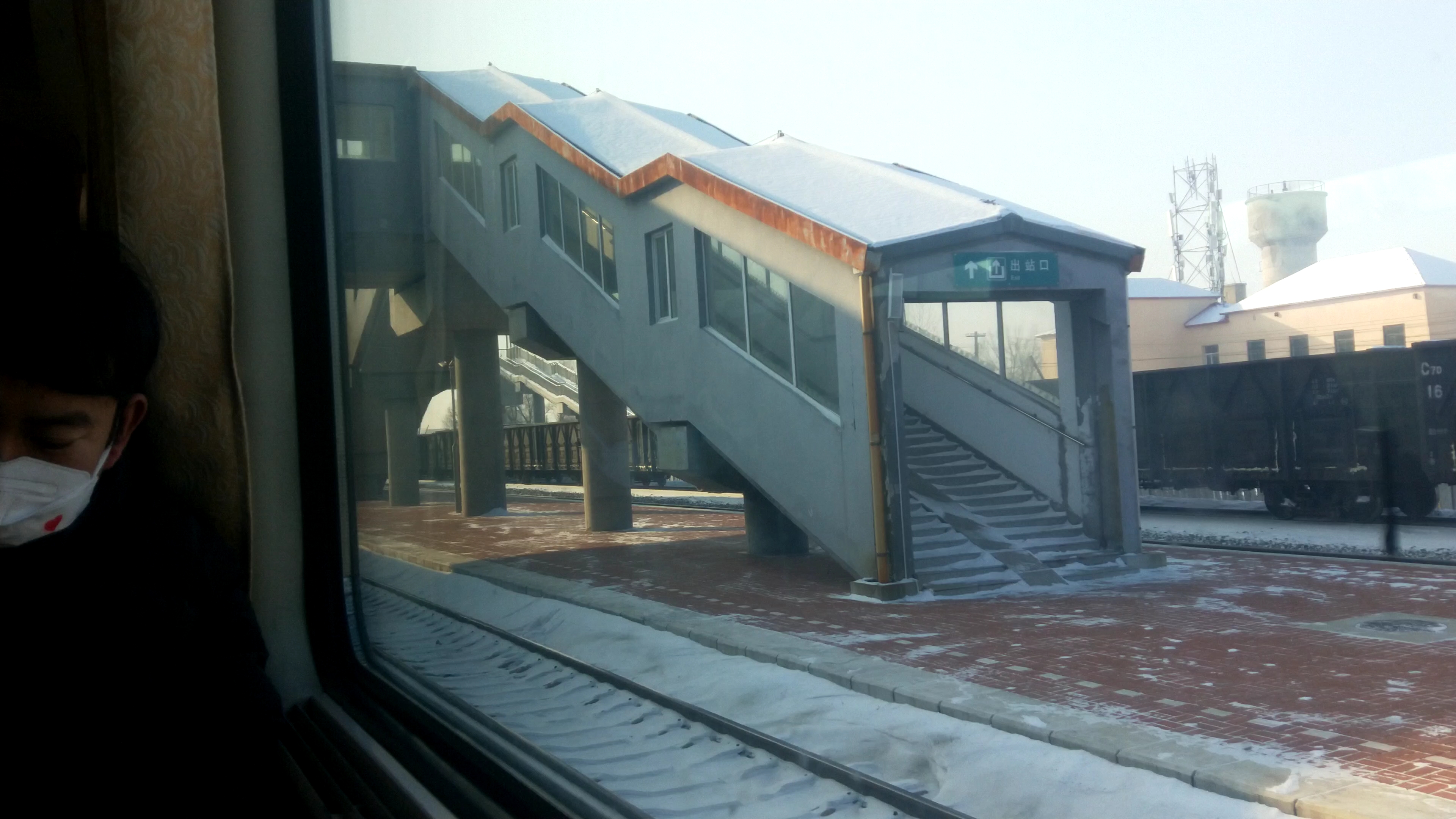 【滨北线】k7054次(龙镇——哈尔滨东)列车驶离绥棱站(侧方展望视角)