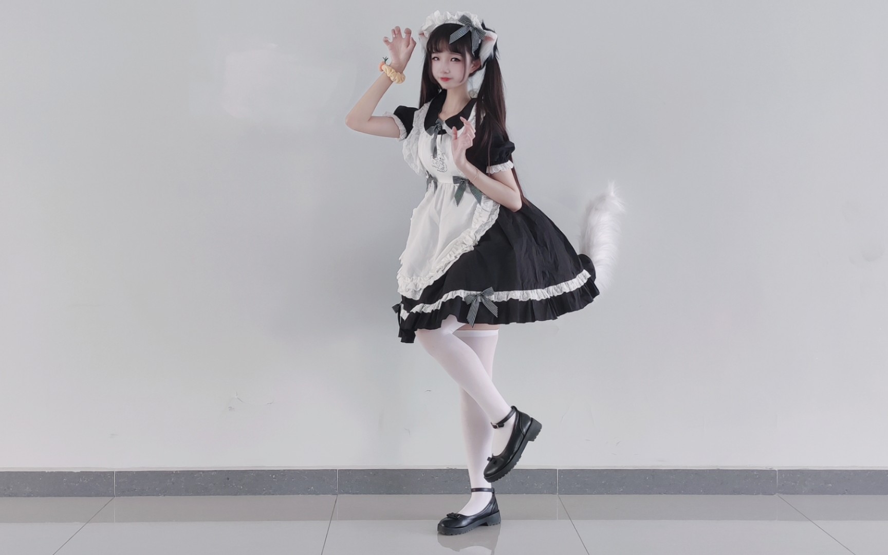 捕捉短腿白丝小奶猫~(23>ω *23)真实不拉腿,不止一米五喵!