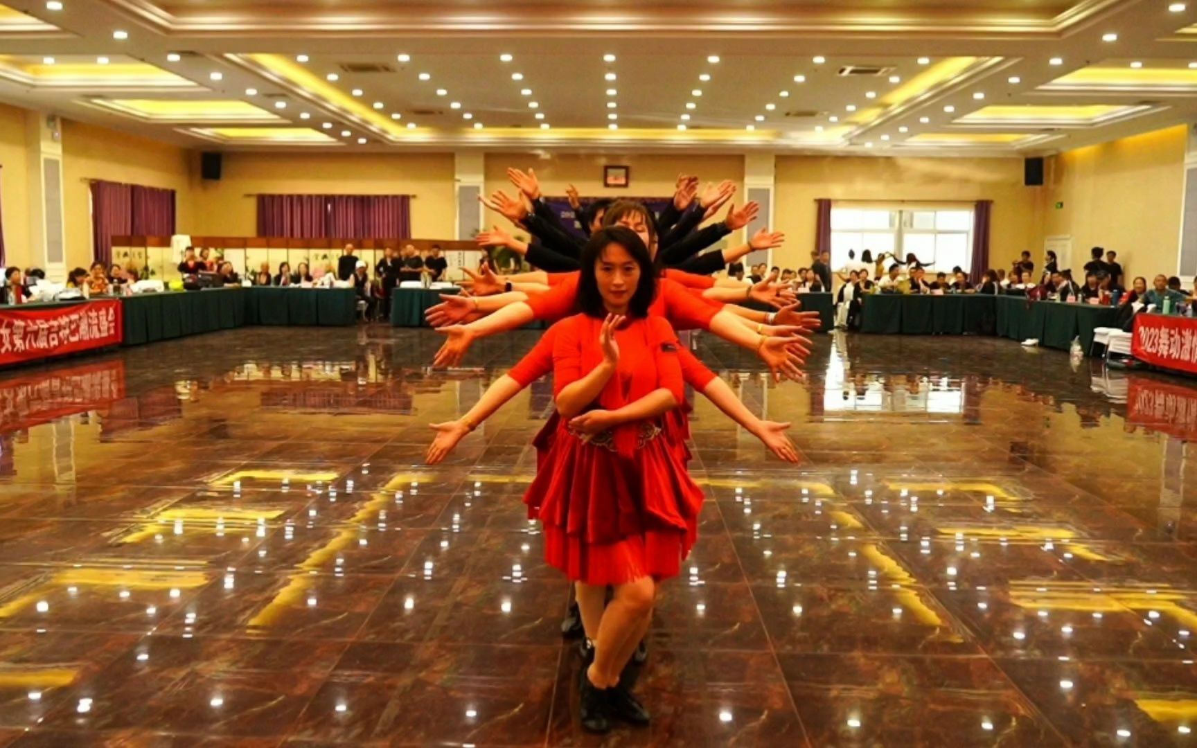 吉特巴这样跳美极了,造型好看有默契,北京坚强龙女团队