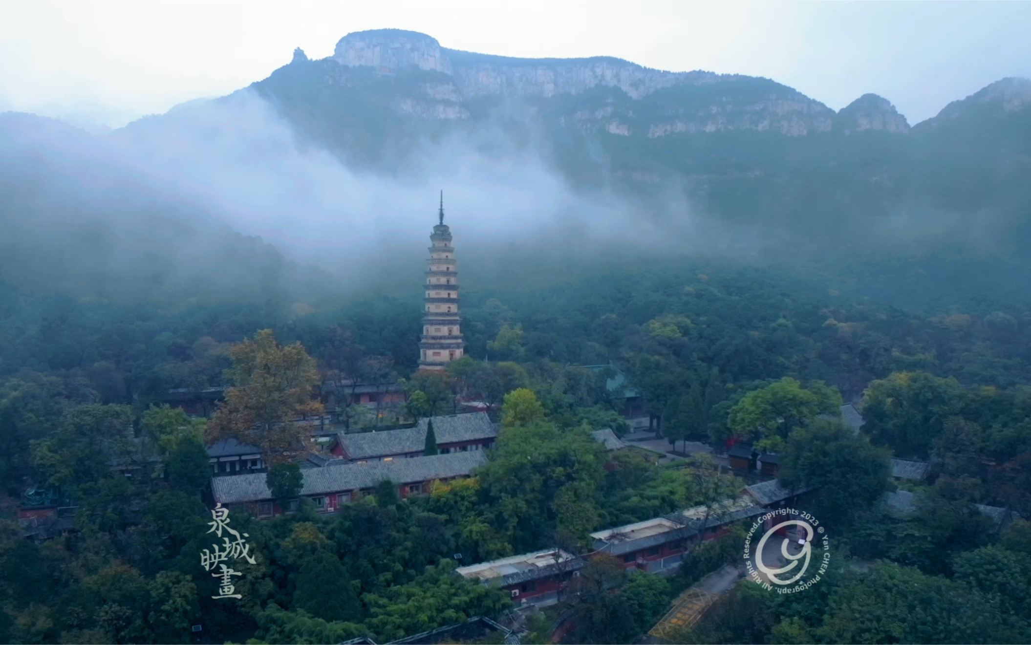 雨中的灵岩寺宛如仙境